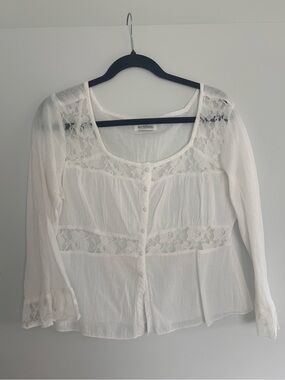le château Vintage White Lace-Trim Pearl Button Blouse